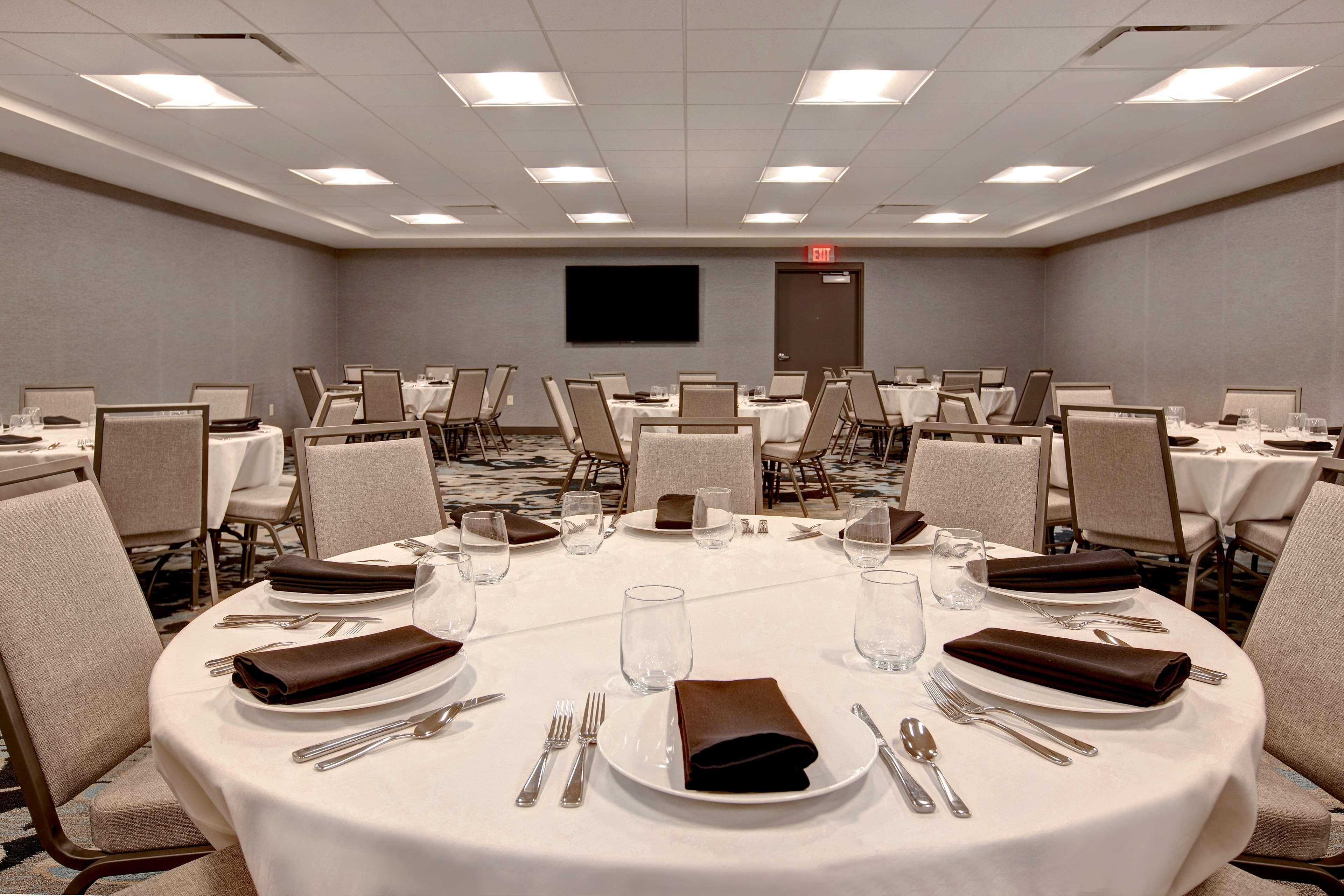 Embassy Suites By Hilton Rockford Riverfront Ngoại thất bức ảnh