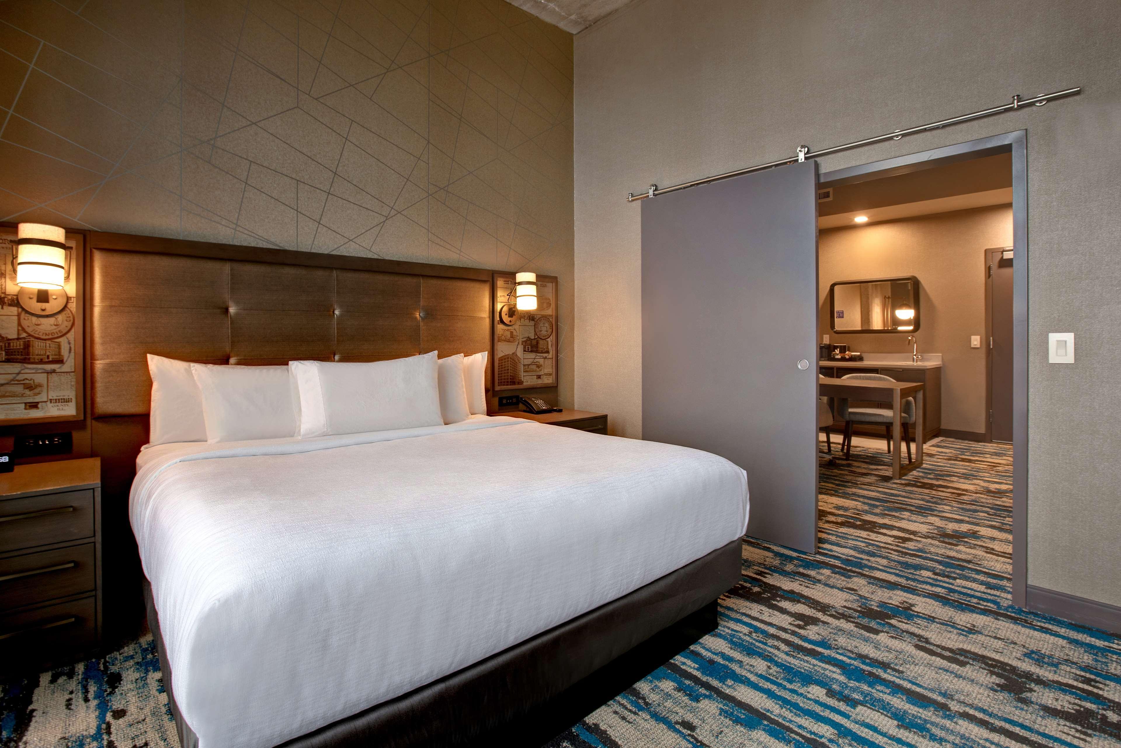 Embassy Suites By Hilton Rockford Riverfront Ngoại thất bức ảnh