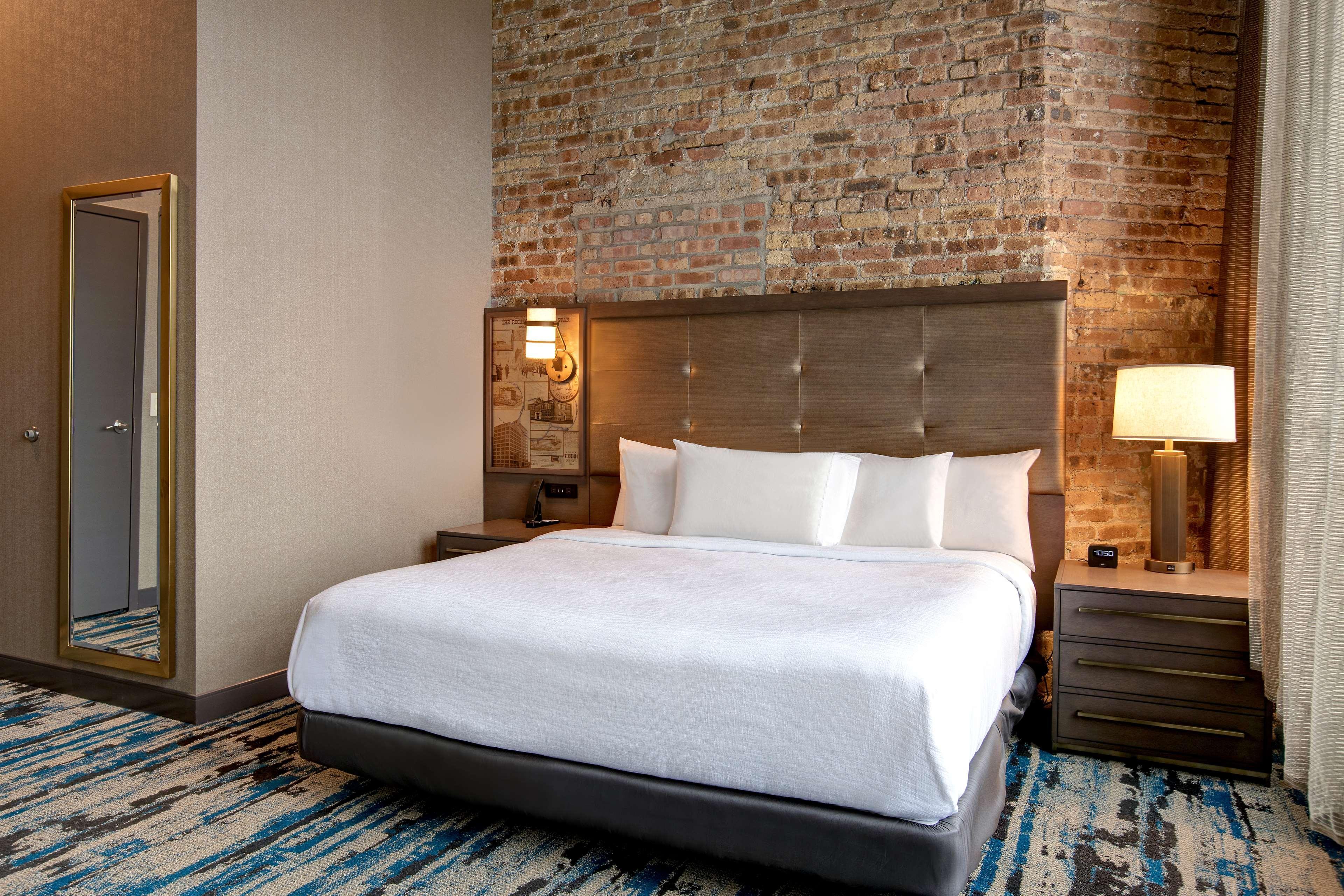 Embassy Suites By Hilton Rockford Riverfront Ngoại thất bức ảnh