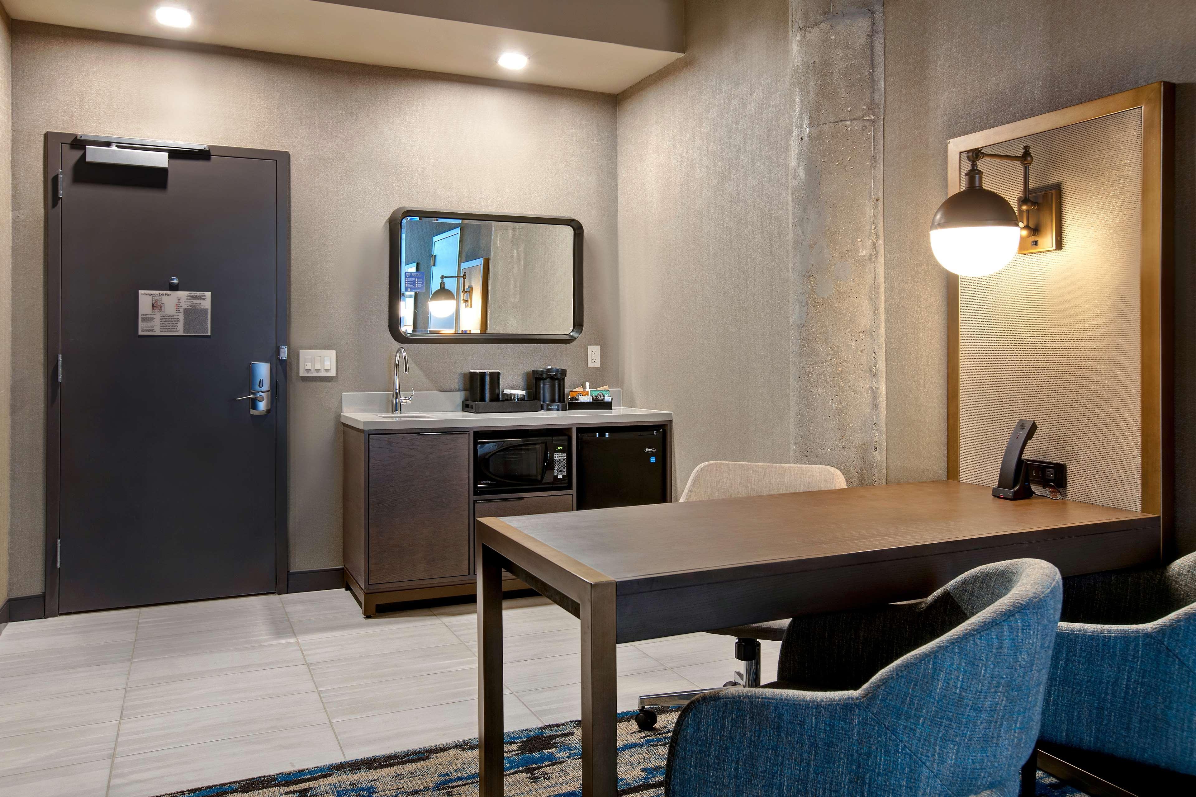 Embassy Suites By Hilton Rockford Riverfront Ngoại thất bức ảnh