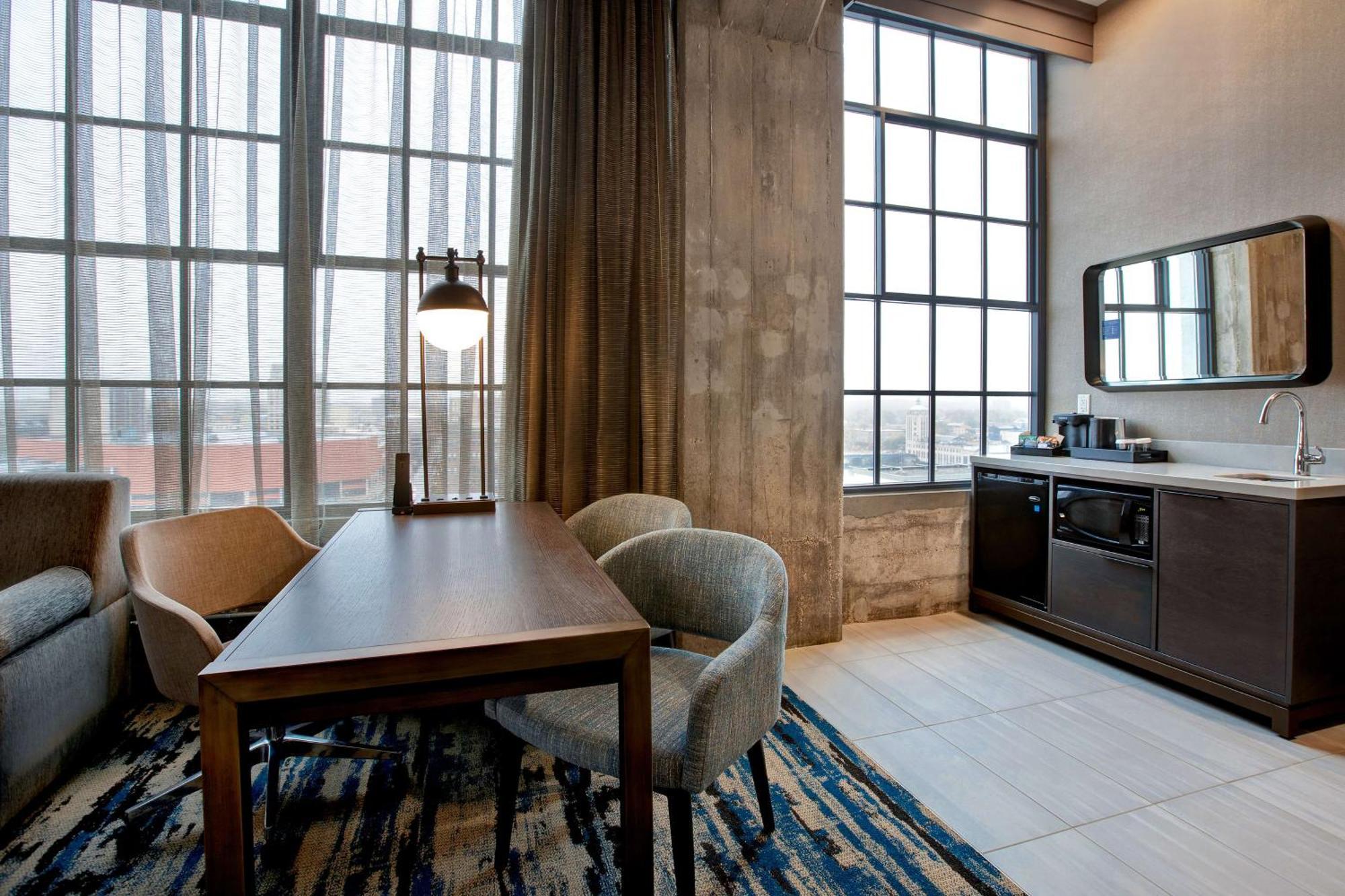 Embassy Suites By Hilton Rockford Riverfront Ngoại thất bức ảnh