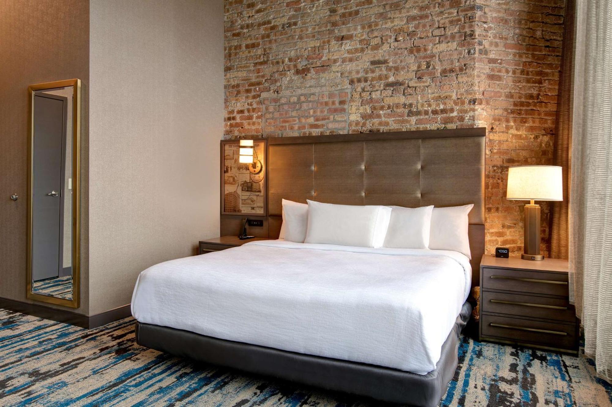 Embassy Suites By Hilton Rockford Riverfront Ngoại thất bức ảnh